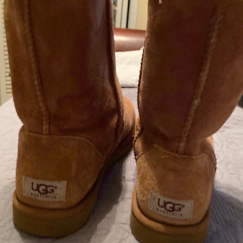 Ladies Uggs short. size US 8